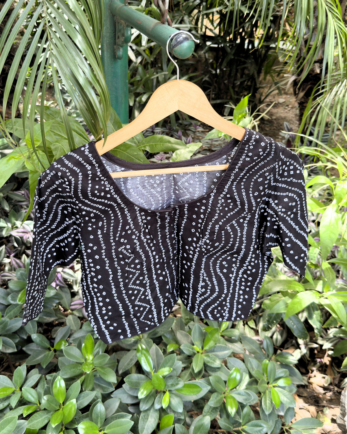 black bandhej blouse with white dotted pattern free size