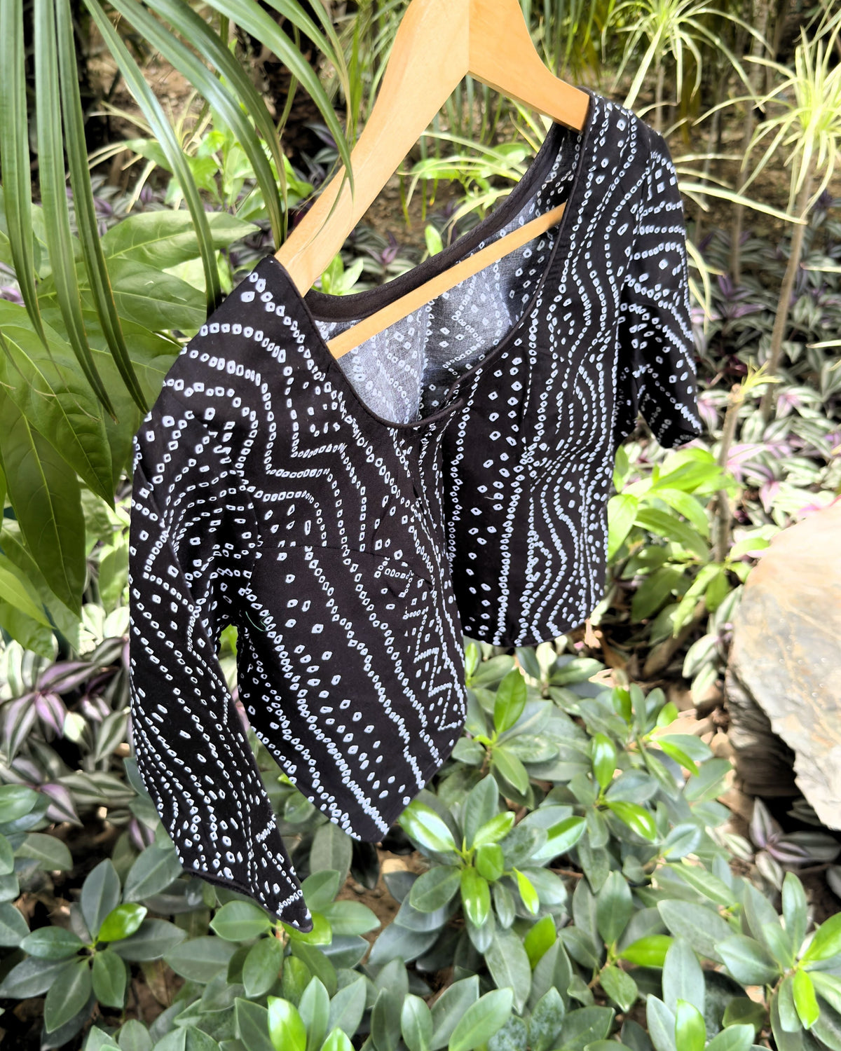 black free size bandhej blouse with short sleeves and white geometric pattern