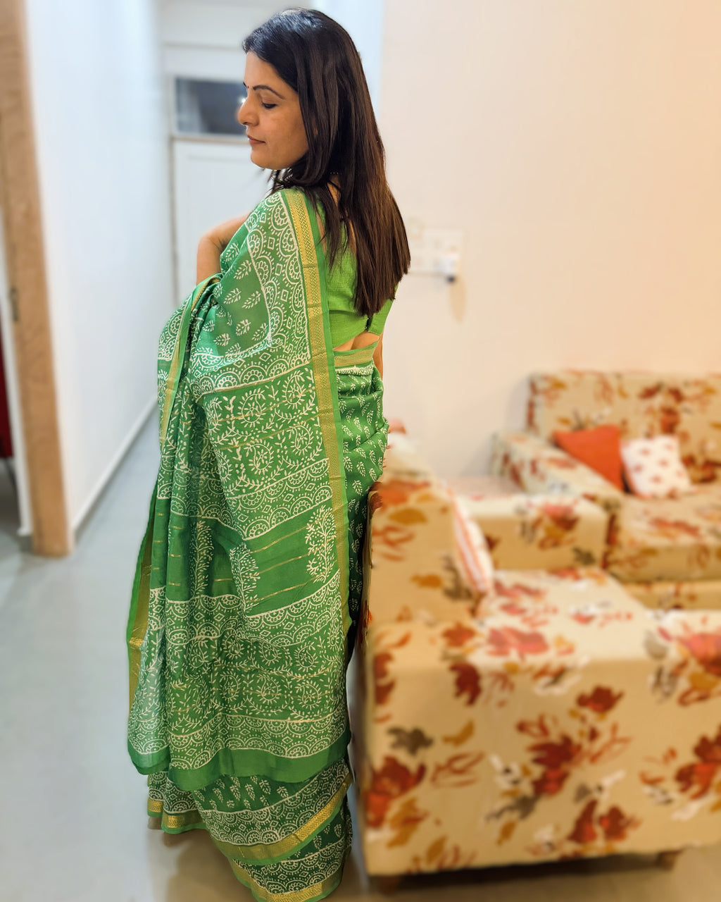Lightweight drape and texture of green Maheshwari silk saree