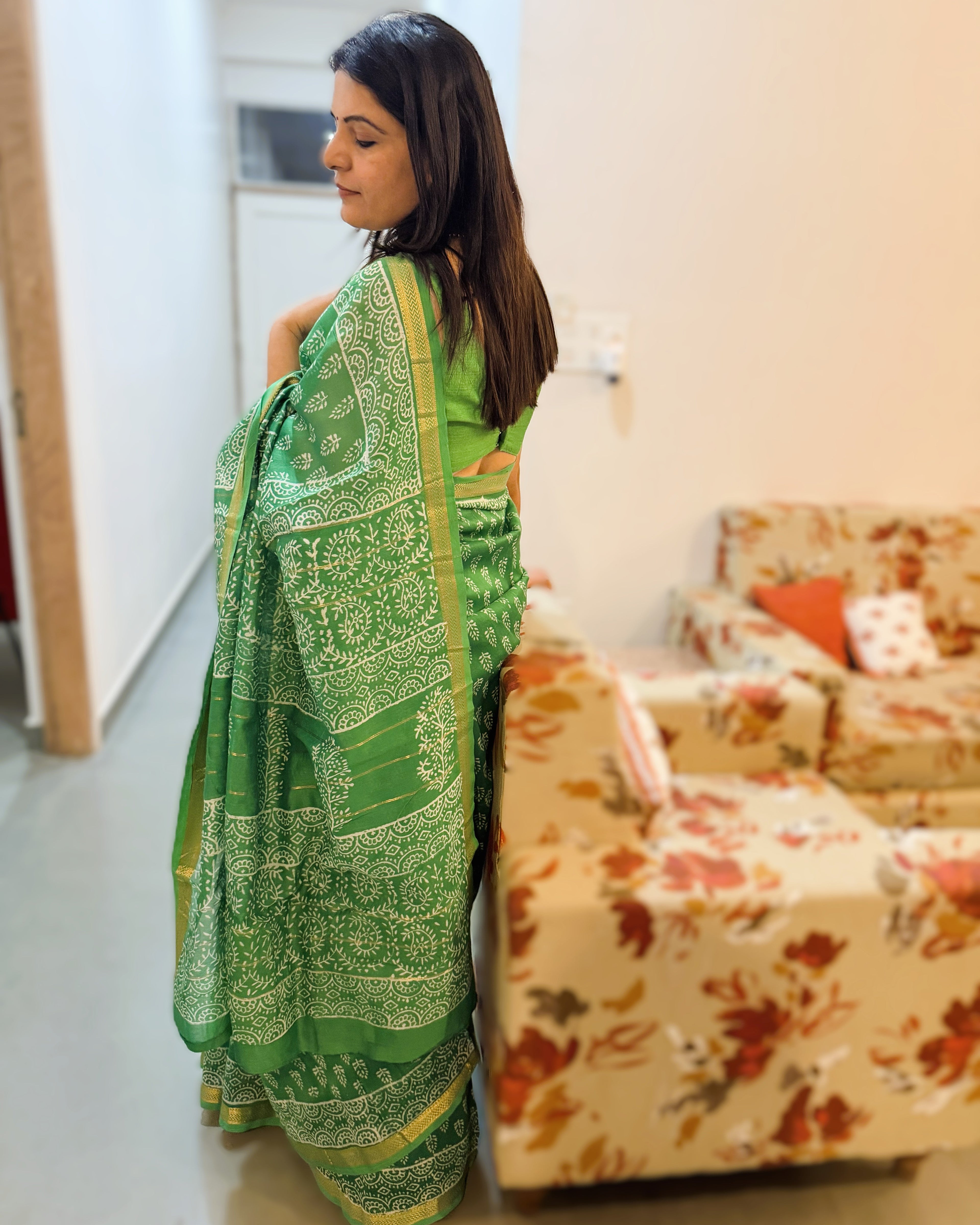Lightweight drape and texture of green Maheshwari silk saree