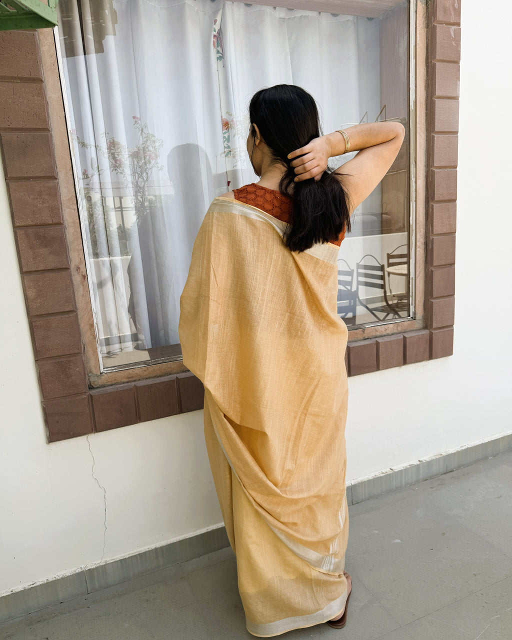 back view beige linen saree with zari border pallu