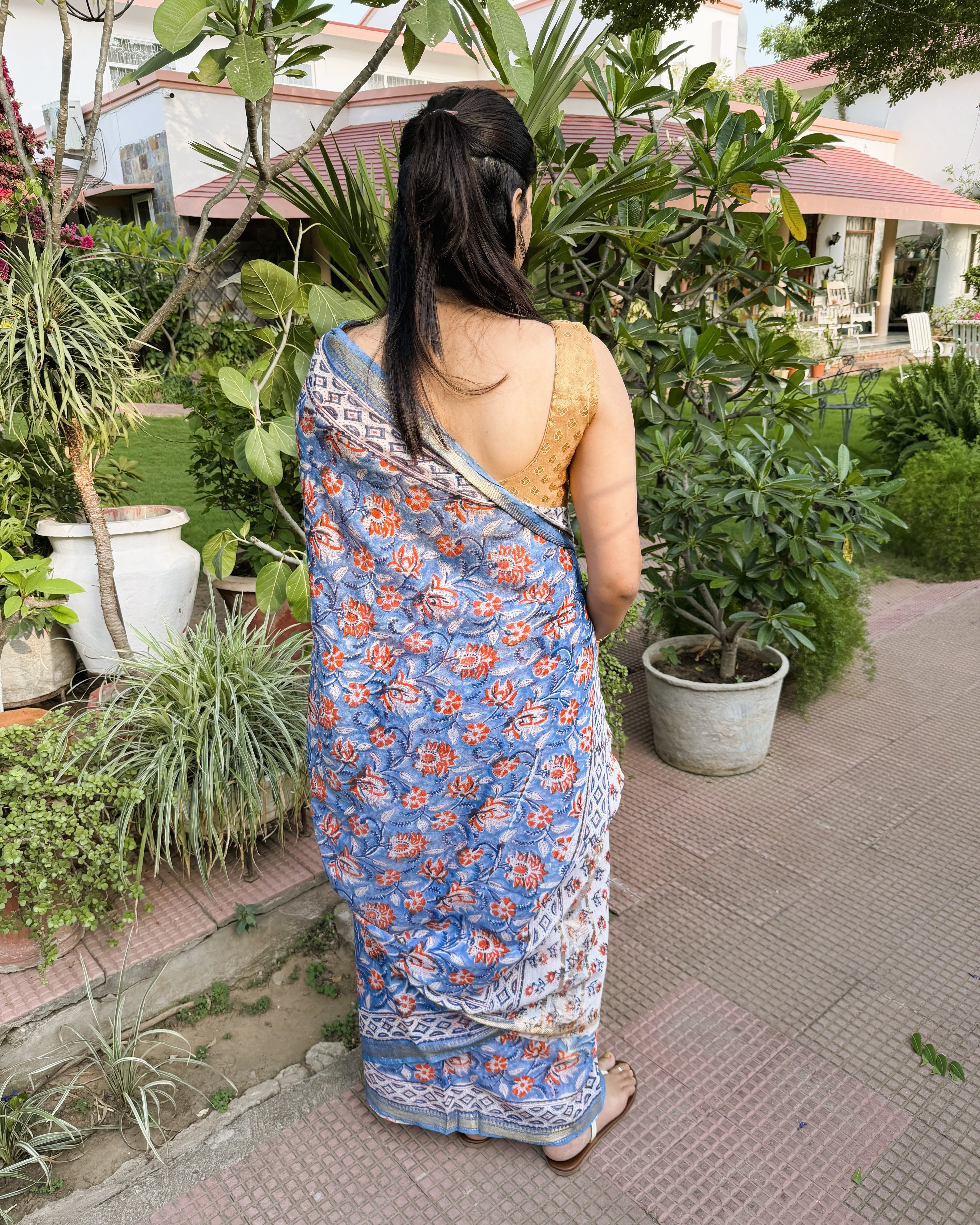 back view blue sanganeri maheshwari silk saree with pallu