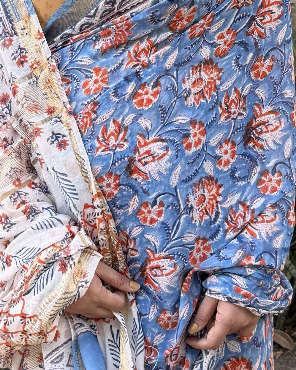 close up sanganeri floral print blue maheshwari silk saree