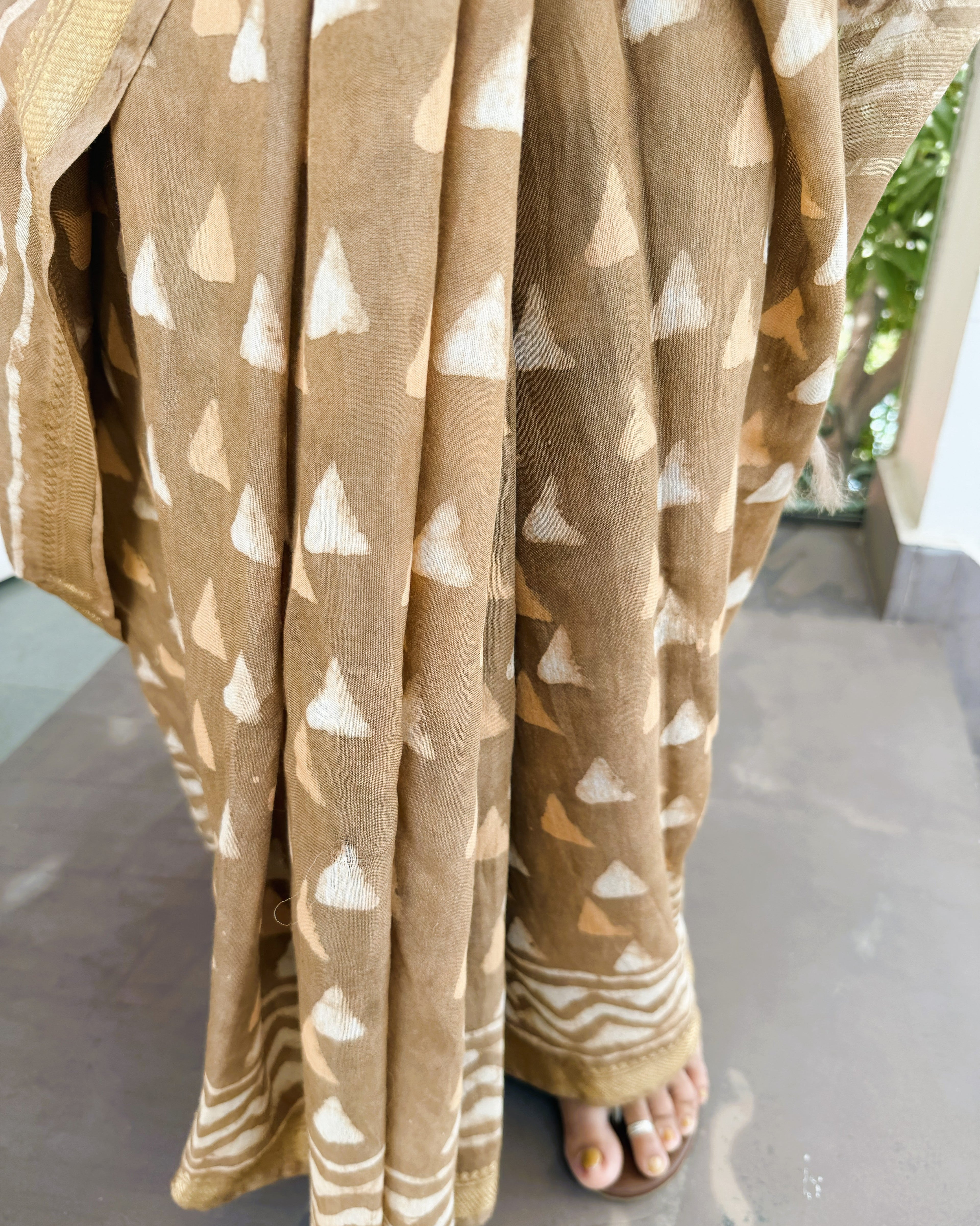 close up handblock print brown maheshwari silk saree