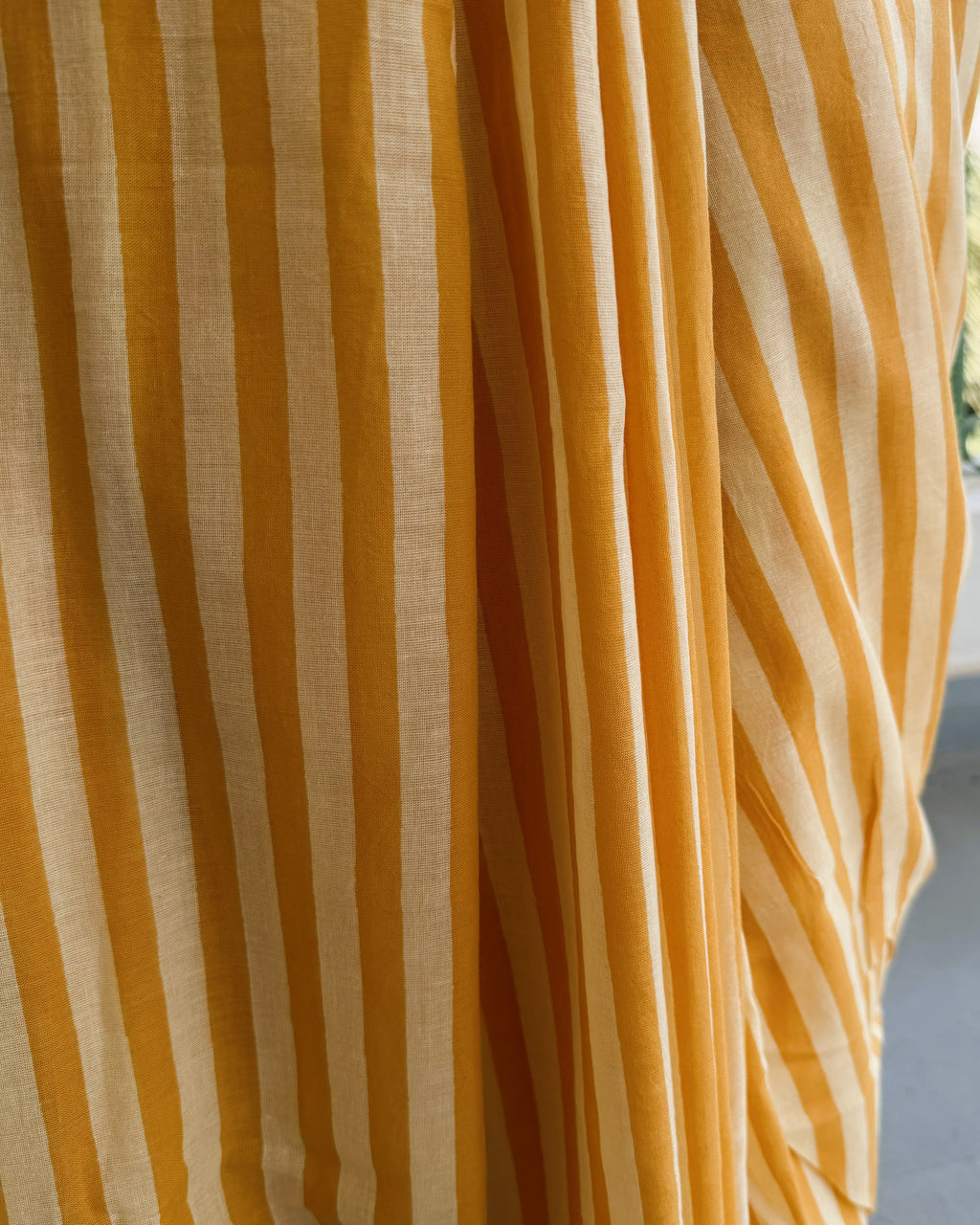 fabric texture mul cotton striped saree detail