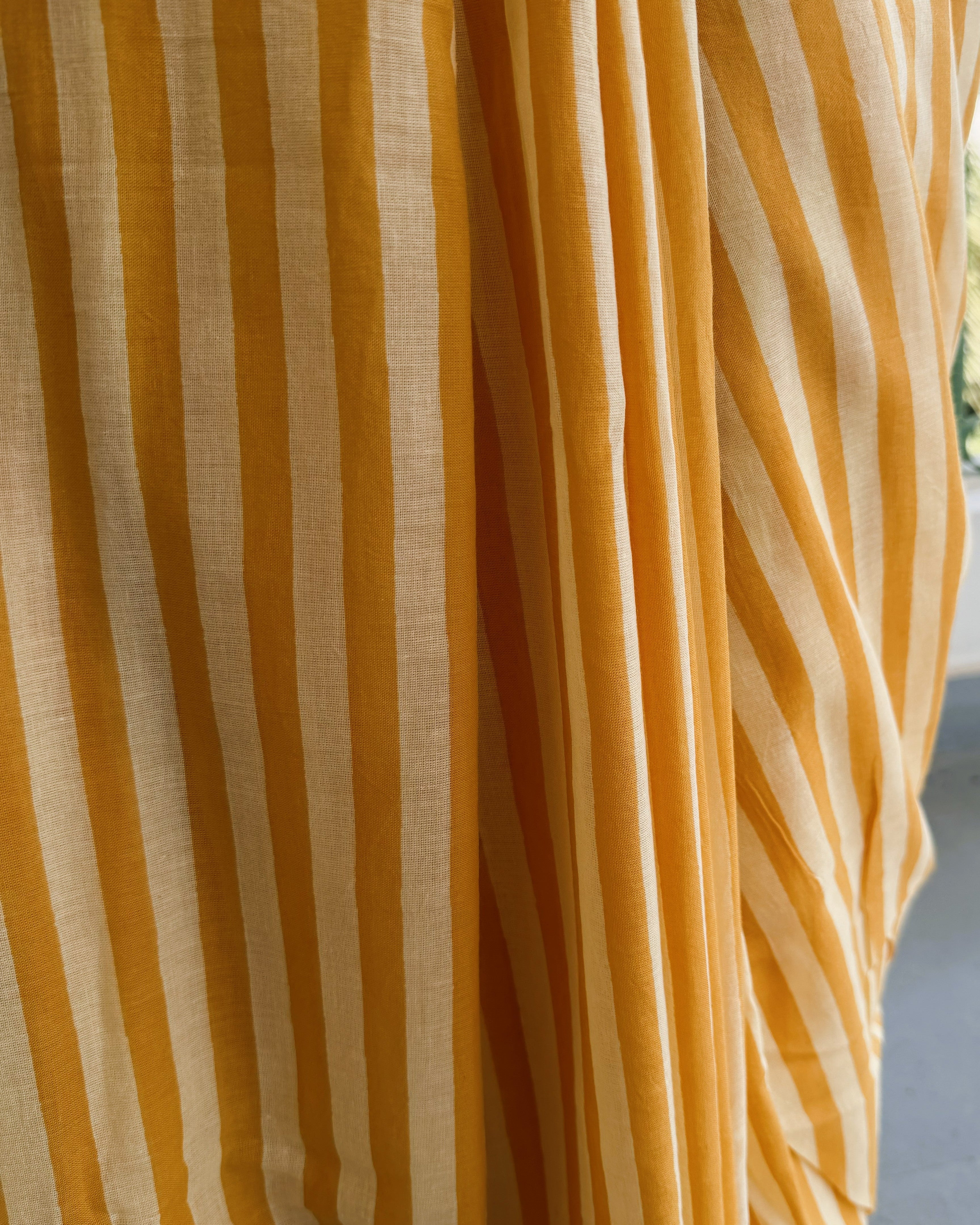 fabric texture mul cotton striped saree detail