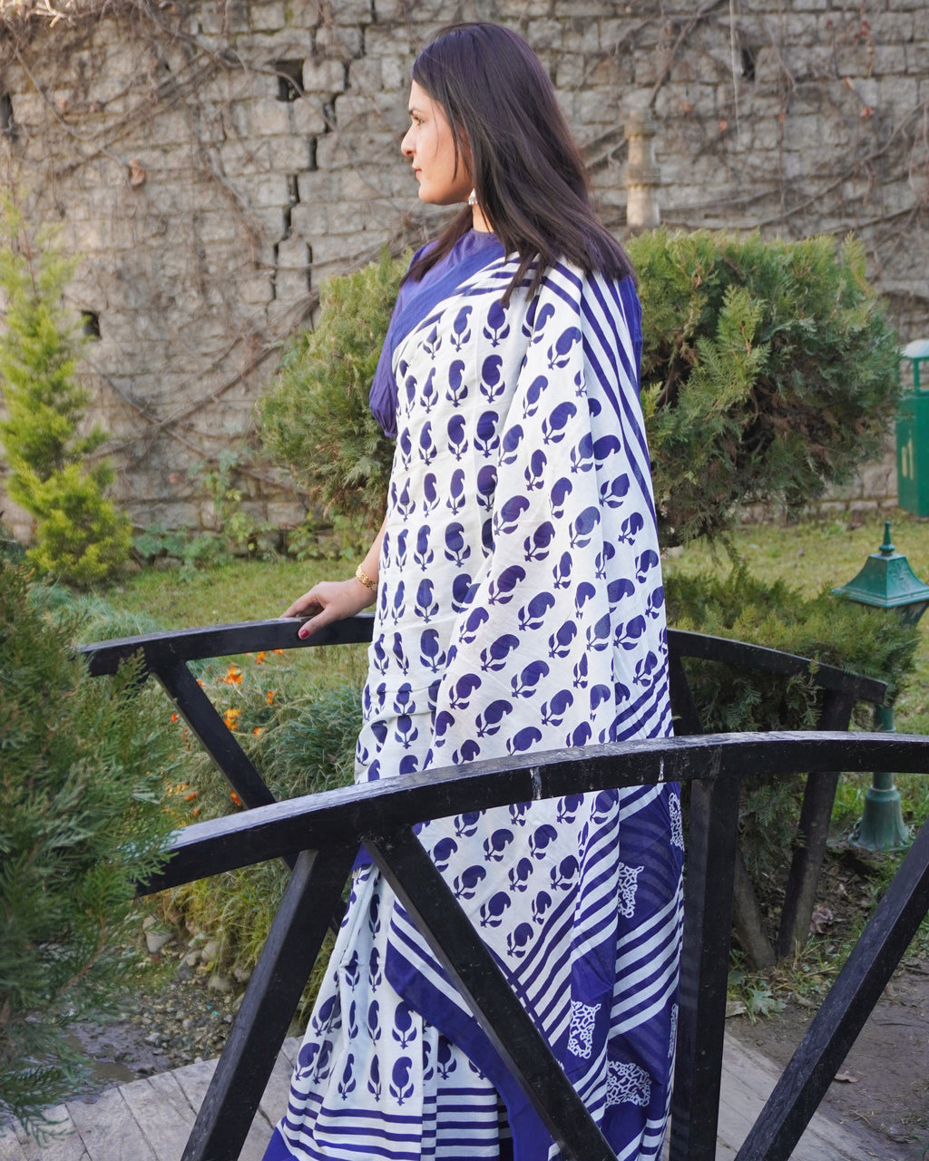Blue and white motifs leaf design mul cotton saree