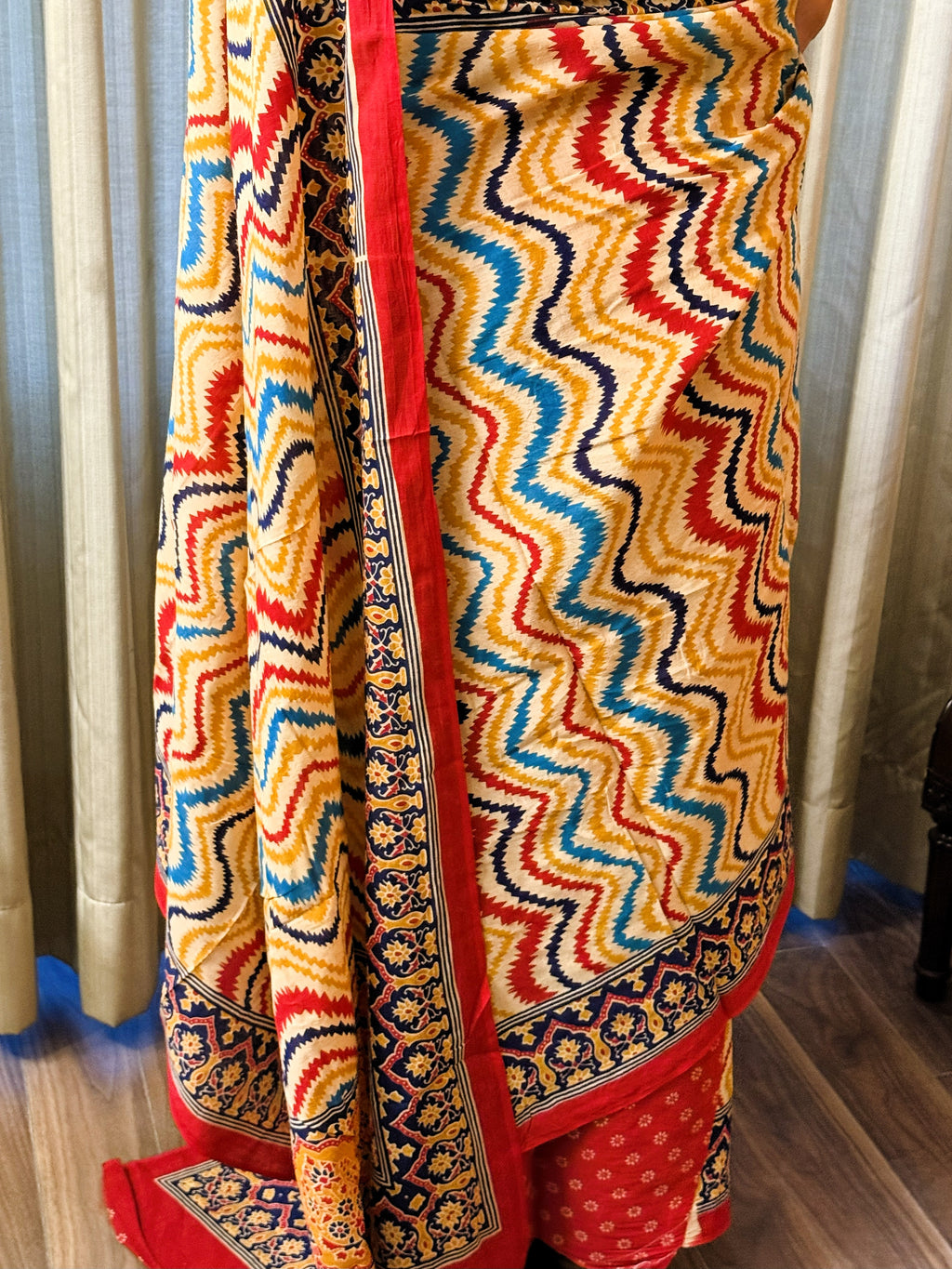 Detailed view of zigzag pattern on multicolour cotton saree